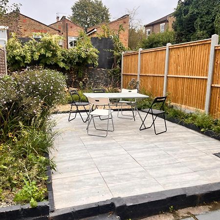 A Little Slice Of London Villa Exterior photo